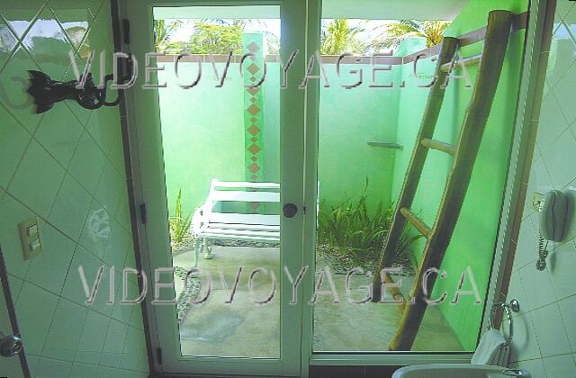 Cuba Guardalavaca Paradisus Rio de oro In the room where the bathroom is, another door leading to an outdoor area where the shower is.