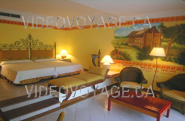 Cuba Guardalavaca Paradisus Rio de oro La suite junior standard est similaire à la suite junior supérieur, mais le lit, la chambre de bain et le plafond sont  différents.