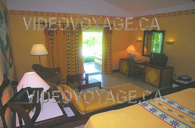 Cuba Guardalavaca Paradisus Rio de oro Sofa, furniture for TV, a large French window, a desk, a cathedral ceiling ...