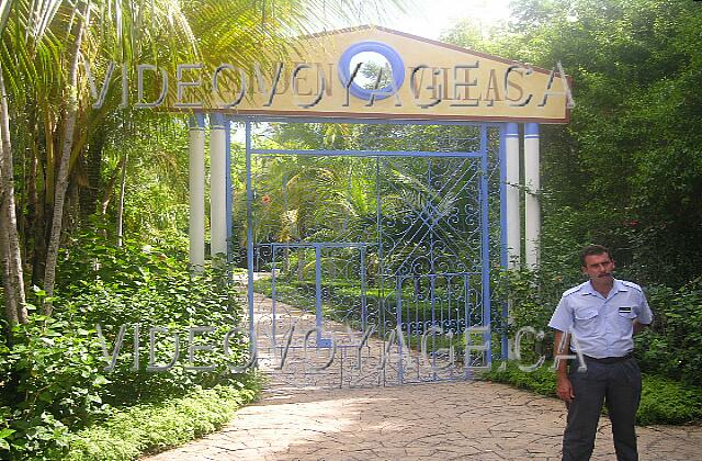 Cuba Guardalavaca Paradisus Rio de oro The entry of two Villa Garden. There is more security in the Villa Garden of Guardalavaca in the other Paradisus.