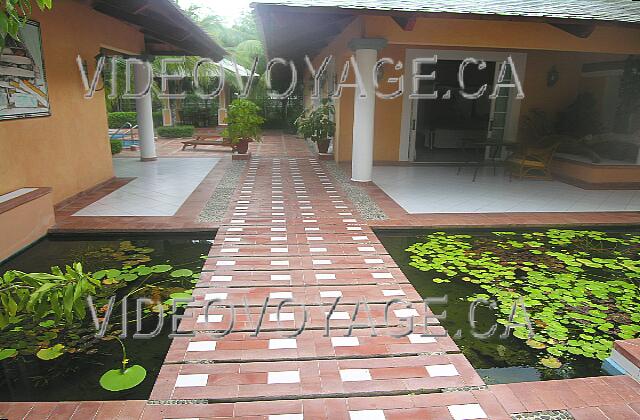 Cuba Guardalavaca Paradisus Rio de oro Dans l'entrée, deux petits étangs d'eau.