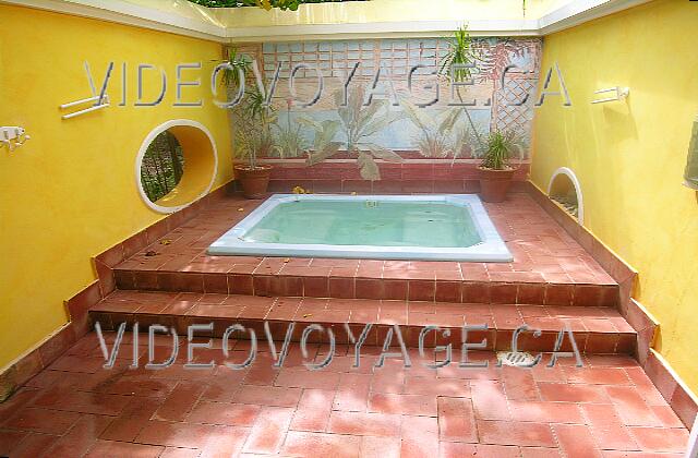 Cuba Guardalavaca Paradisus Rio de oro Habitación con jacuzzi cerca del baño.