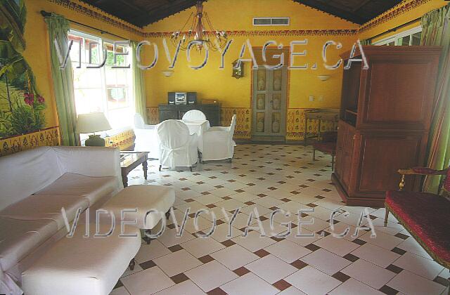 Cuba Guardalavaca Paradisus Rio de oro Una sala de estar lo suficientemente grande como para entretener a amigos.