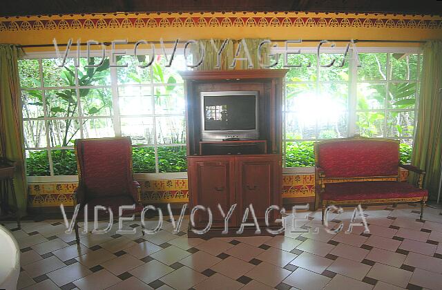 Cuba Guardalavaca Paradisus Rio de oro Un televisor en el gabinete.