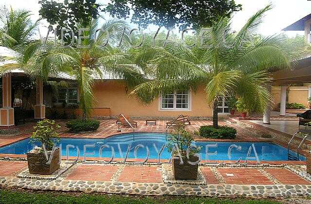 Cuba Guardalavaca Paradisus Rio de oro La pequeña piscina de Villa Jardín. Básicamente el edificio de la exposición, la sala de la derecha.