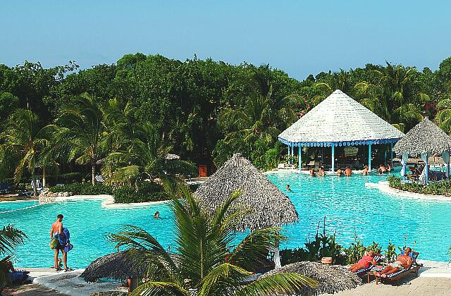 Cuba Guardalavaca Paradisus Rio de oro La piscina desde otro ángulo.