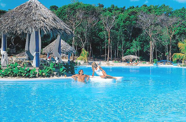 Cuba Guardalavaca Paradisus Rio de oro Las palapas en la orilla, frente al bar de la piscina.