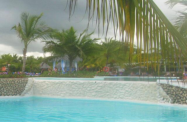 Cuba Guardalavaca Paradisus Rio de oro Una caída entre los dos niveles de la piscina.