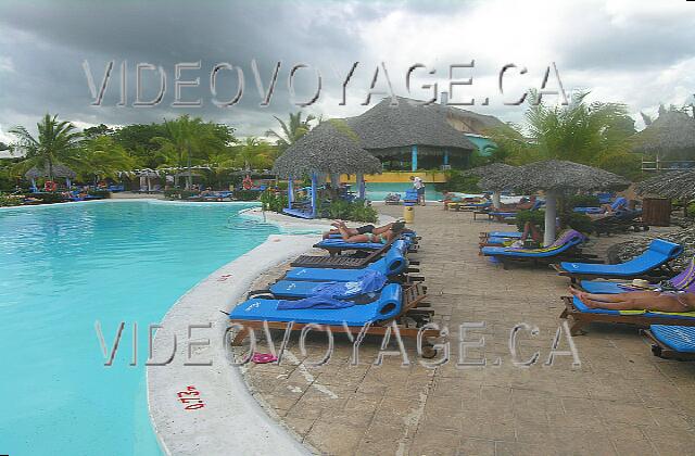 Cuba Guardalavaca Paradisus Rio de oro Many chairs with cushions in foam and parasols. Here, no one seemed to use the foam cushions to extend into the pool.