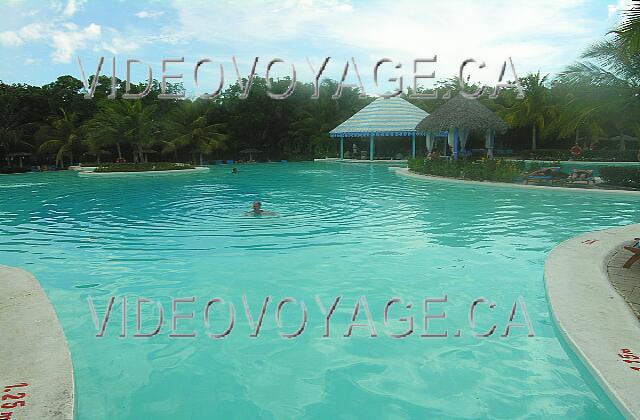 Cuba Guardalavaca Paradisus Rio de oro Au fond le bar de la piscine. Un palapas sur une pointe à droite.