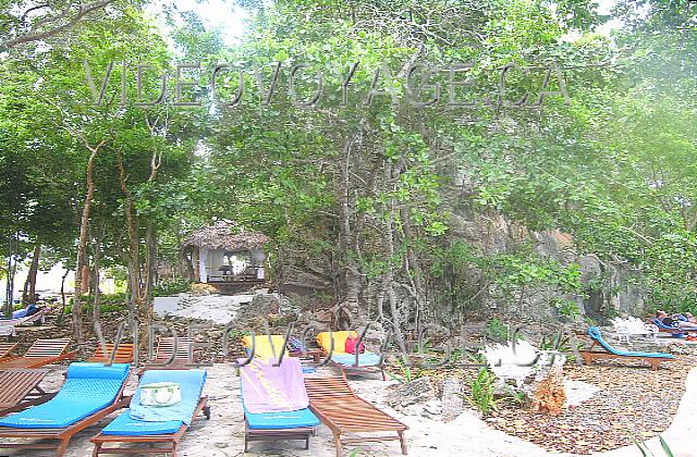 Cuba Guardalavaca Paradisus Rio de oro Near the pool, vegetation decor entrelassé between the rocks. In the center a palapa for massages.