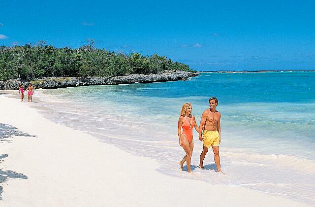 Cuba Guardalavaca Paradisus Rio de oro Un plage assez courte. De l'algue à moins de 30 mètres et une possibité de récif.