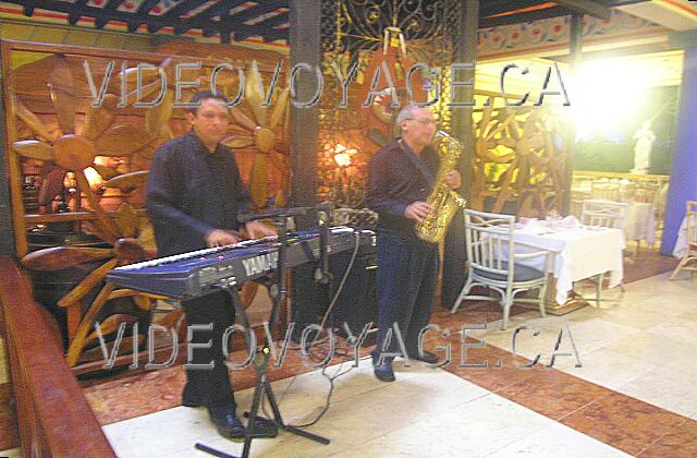 Cuba Guardalavaca Paradisus Rio de oro At the entrance of the restaurant, two musicians for dinner.