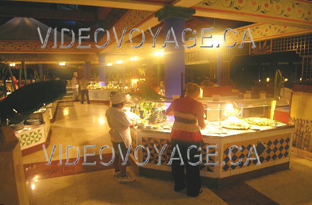 Cuba Guardalavaca Paradisus Rio de oro The space for the buffet dishes is well above the space for the dining room. A wide selection of food.