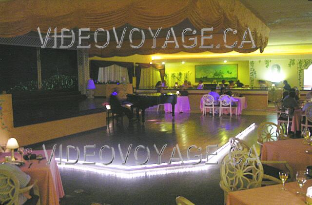 Cuba Guardalavaca Playa Pesquero Un pianista en el escenario, un ambiente tranquilo y relajado en un hermoso paisaje.