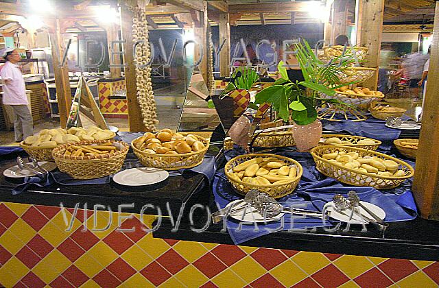 Cuba Guardalavaca Playa Pesquero Une autre partie du bar à pain avec des croustilles.