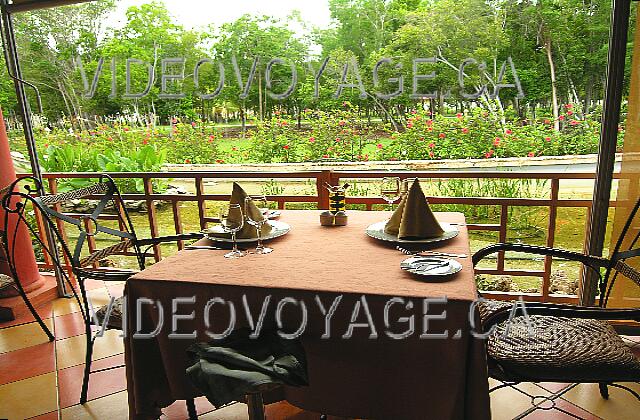 Cuba Guardalavaca Playa Pesquero Las mesas en el borde de la laguna tienen una hermosa vista.