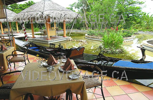 Cuba Guardalavaca Playa Pesquero Las mesas cerca de la góndola.