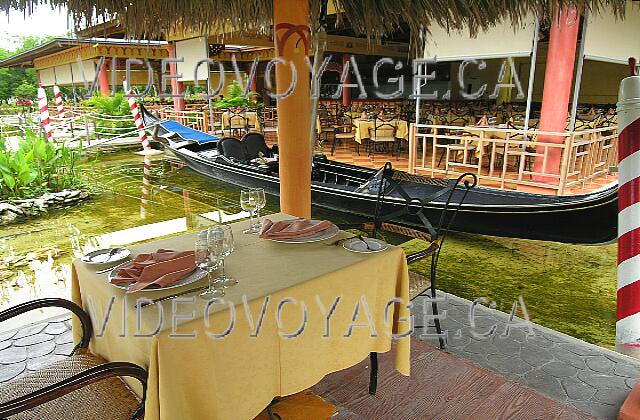 Cuba Guardalavaca Playa Pesquero Una mesa para un corte en una isla.