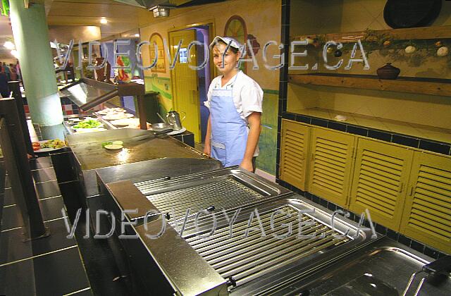 Cuba Guardalavaca Playa Pesquero Una parrilla con una selección de carne.