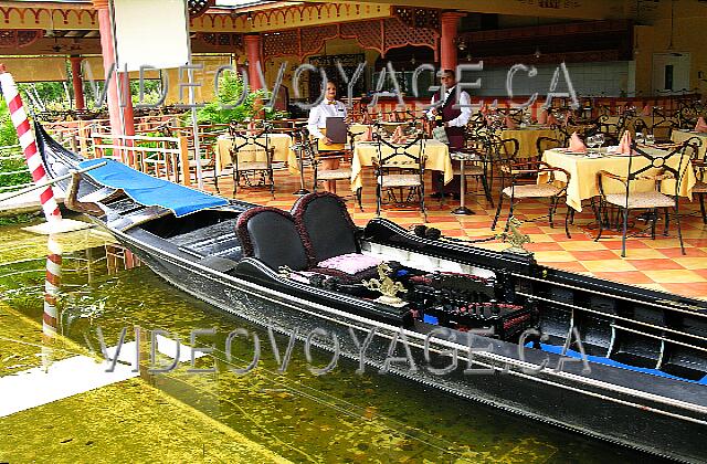 Cuba Guardalavaca Playa Pesquero Los servidores que están orgullosos de trabajar en este restaurante.