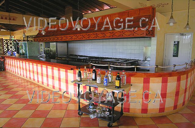 Cuba Guardalavaca Playa Pesquero Parte de la cocina visible desde el comedor.