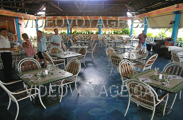 Cuba Guardalavaca Playa Pesquero The buffet restaurant Yareyal. The dining room of large size into two sections.Le buffet separates the two sections.