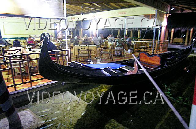 Cuba Guardalavaca Playa Pesquero Con la góndola en la noche.