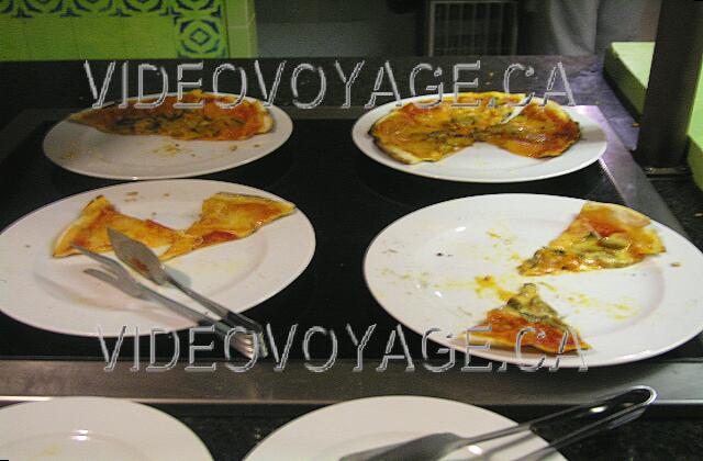 Cuba Guardalavaca Playa Pesquero Diferentes pizzas de pasta fina.