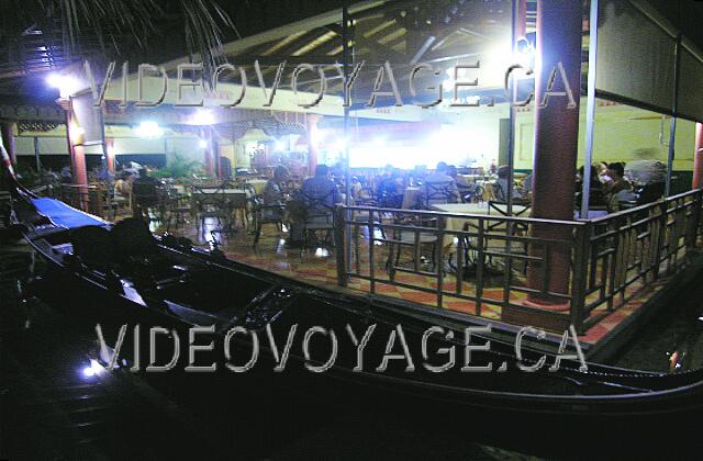 Cuba Guardalavaca Playa Pesquero Por desgracia, la góndola no está iluminado de manera que se pone de relieve en la noche.