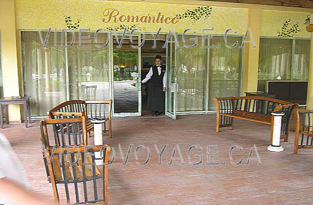 Cuba Guardalavaca Playa Pesquero La entrada del restaurante con el banco para esperar el tren que sale regularmente.