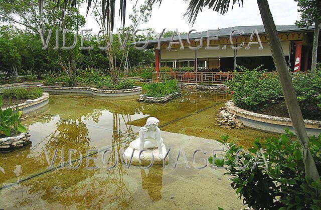 Cuba Guardalavaca Playa Pesquero El restaurante está rodeado de un charco de agua con un hermoso paisaje.