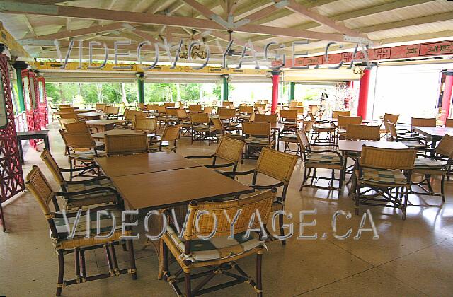 Cuba Guardalavaca Playa Pesquero Un comedor de tamaño medio. Aquí, el día antes de las mesas se montan.