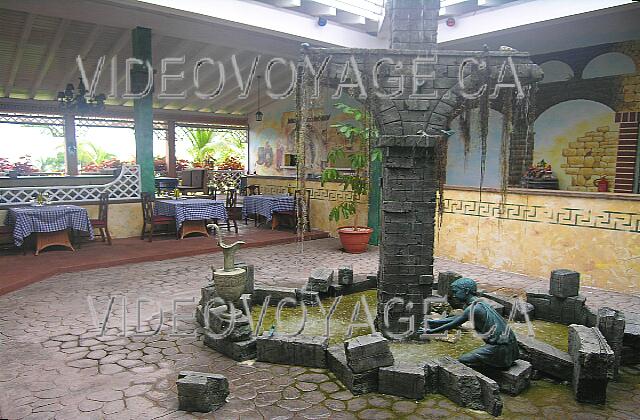 Cuba Guardalavaca Playa Pesquero Les tables autours du puits de lumière avec la décoration.