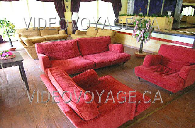 Cuba Guardalavaca Playa Pesquero Sofás muy cómodos en la entrada del restaurante.