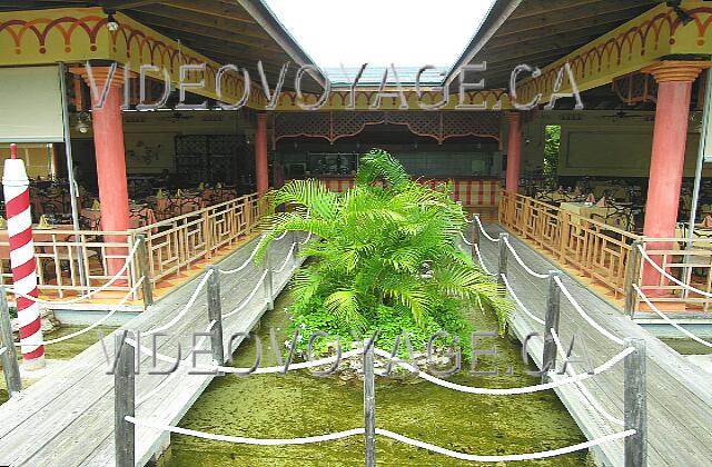 Cuba Guardalavaca Playa Pesquero La entrada al restaurante. Dos secciones del comedor.
