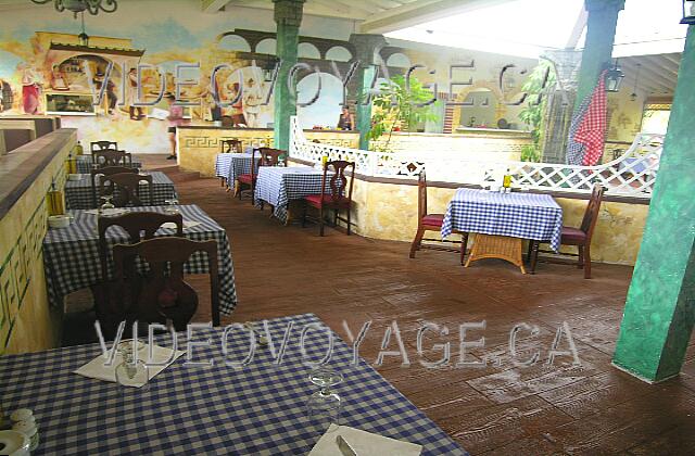 Cuba Guardalavaca Playa Pesquero Au centre du restaurant, principalement des tables pour les couples.