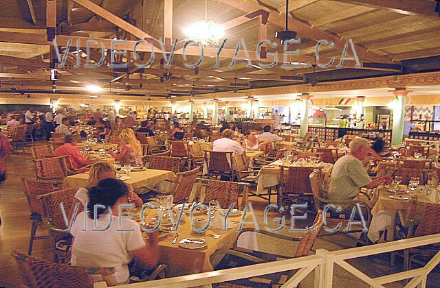 Cuba Guardalavaca Playa Pesquero La salle le soir au souper. Même si la capacité du restaurant est grande, le temps d'attente pour les mets préparés en avant de nous est raisonable.