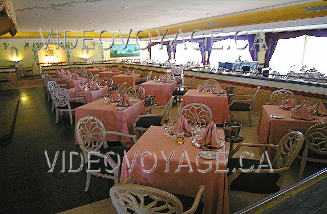 Cuba Guardalavaca Playa Pesquero Un gran comedor para un restaurante a la carta. Cubierta están montados hacia la escena. Un restaurante muy agradable!