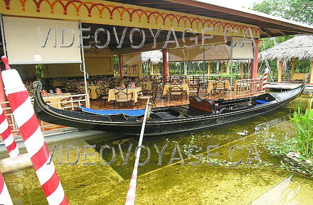 Cuba Guardalavaca Playa Pesquero Una góndola en el borde de el restaurante, muy bonita ...