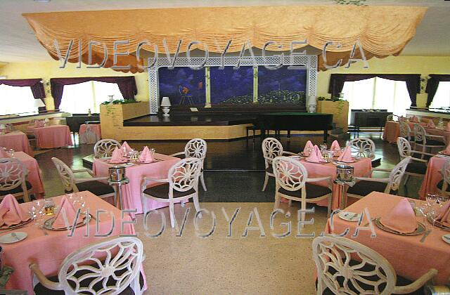 Cuba Guardalavaca Playa Pesquero Una escena en el restaurante en el centro con un piano.