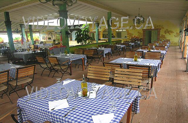 Cuba Guardalavaca Playa Pesquero La plus grande surface du restaurant sont de chaque coté. Un grand restaurant à la carte.