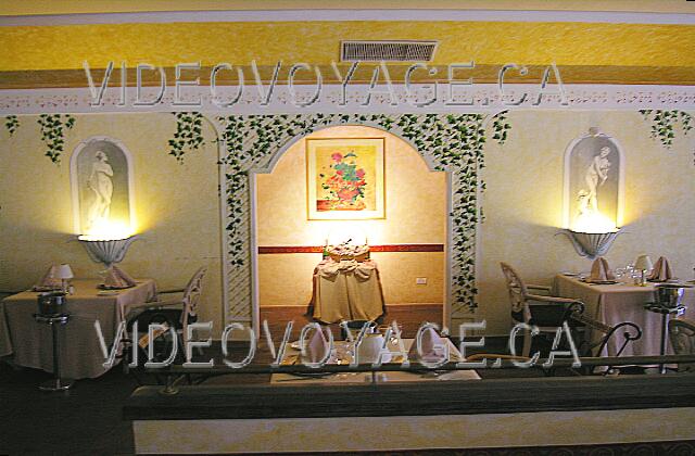 Cuba Guardalavaca Playa Pesquero En la parte trasera del restaurante, una bonita decoración de diseño y efectos de iluminación.