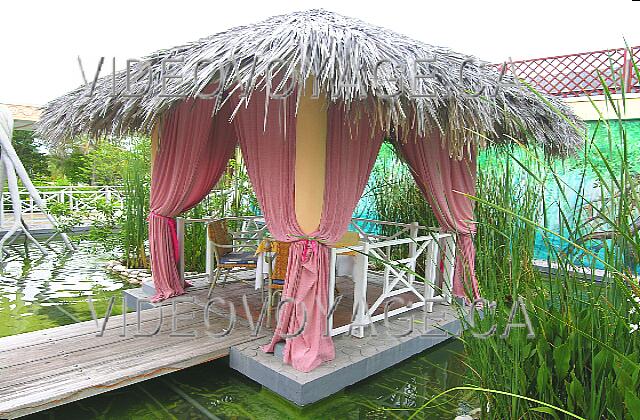 Cuba Guardalavaca Playa Pesquero Algunas islas en la laguna, ideal para una cena romántica