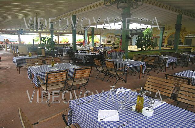 Cuba Guardalavaca Playa Pesquero Un grand restaurant, mais qui a un certain charme avec une section familliale et une section plus intime.