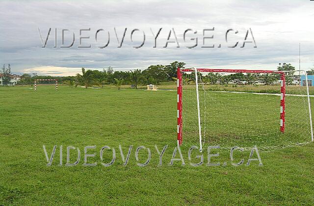 Cuba Guardalavaca Playa Pesquero Un magnifique terrain de soccer Beacoup de verdure...