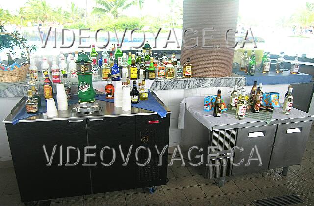 Cuba Guardalavaca Playa Pesquero Un bon choix de boissons pour un bar de piscine.