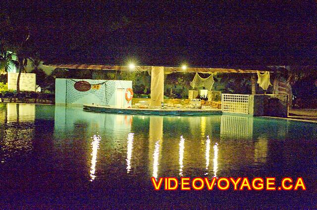 Cuba Guardalavaca Playa Pesquero El bar de la piscina por la noche.