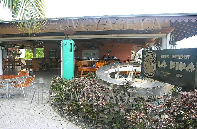 Cuba Guardalavaca Playa Pesquero Un bar terrasse relaxe pour les amateurs de bières. C'est aussi un snack bar ouvert 24 heures.