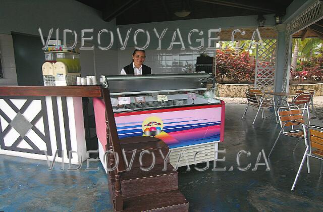 Cuba Guardalavaca Playa Pesquero La barra de crema de helado con una pequeña escalera para ayudar a los jóvenes a tomar la decisión.